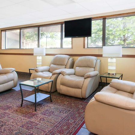 Days Inn & Suites By Wyndham Madison Heights Mi Екстер'єр фото
