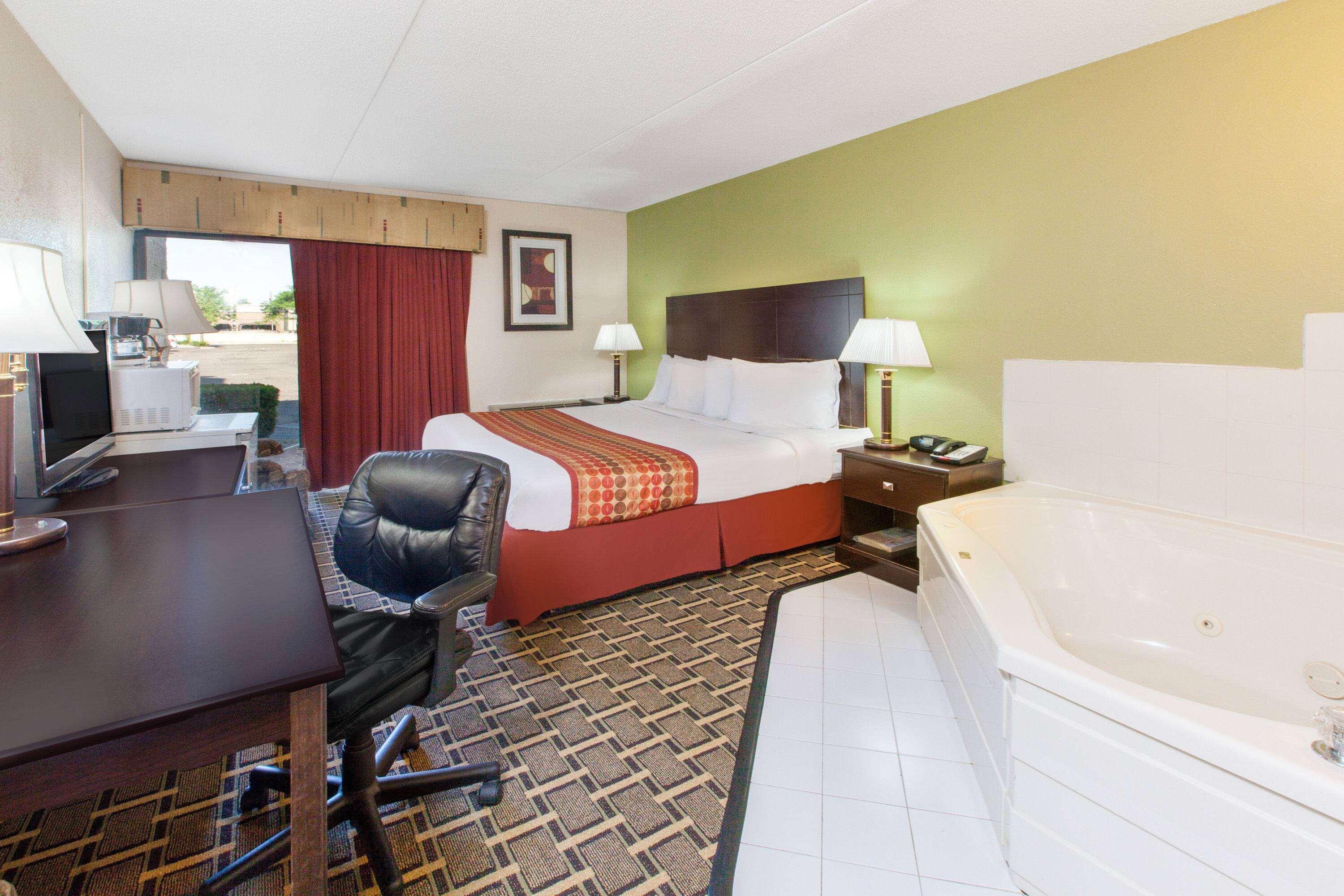 Days Inn & Suites By Wyndham Madison Heights Mi Екстер'єр фото