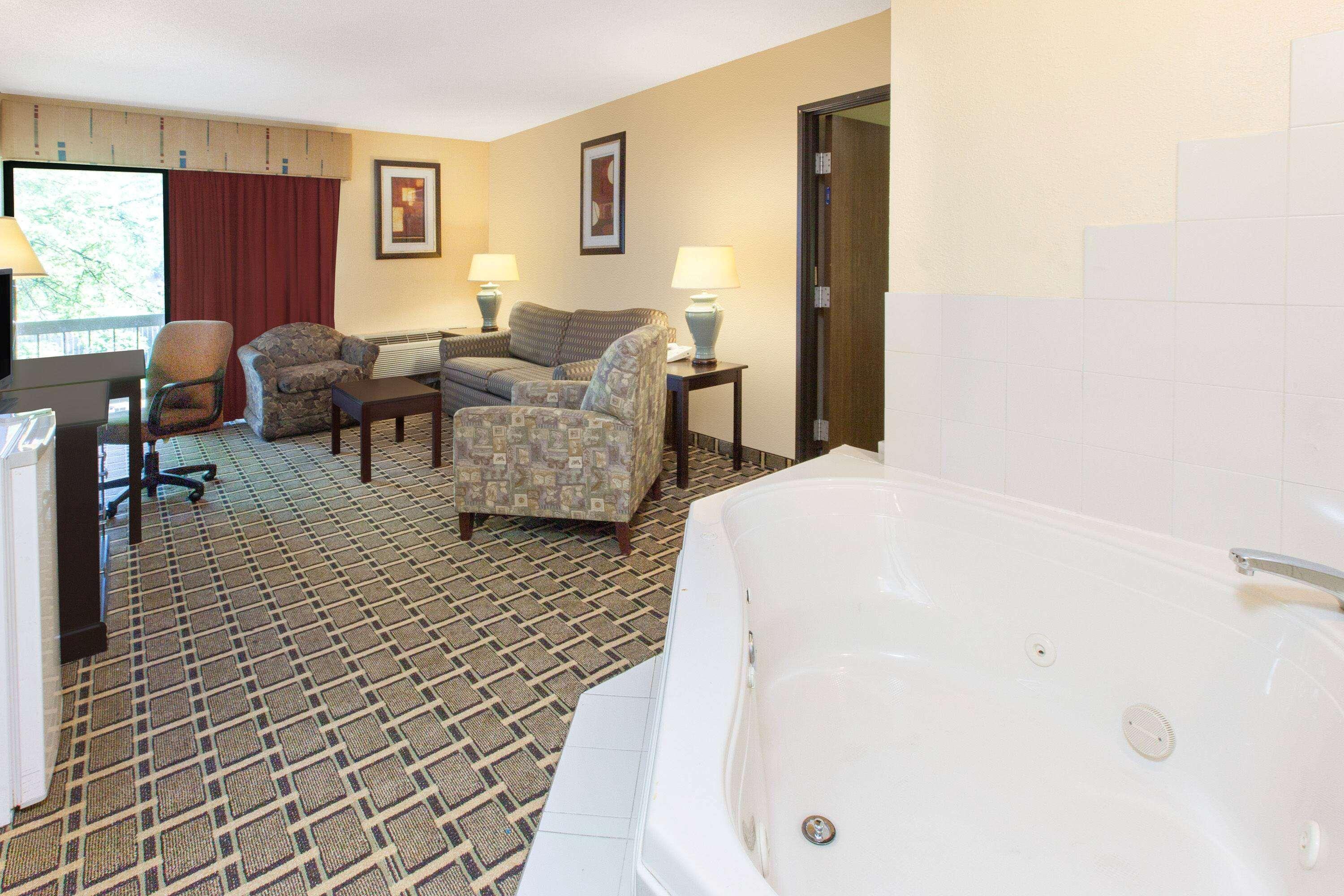 Days Inn & Suites By Wyndham Madison Heights Mi Екстер'єр фото