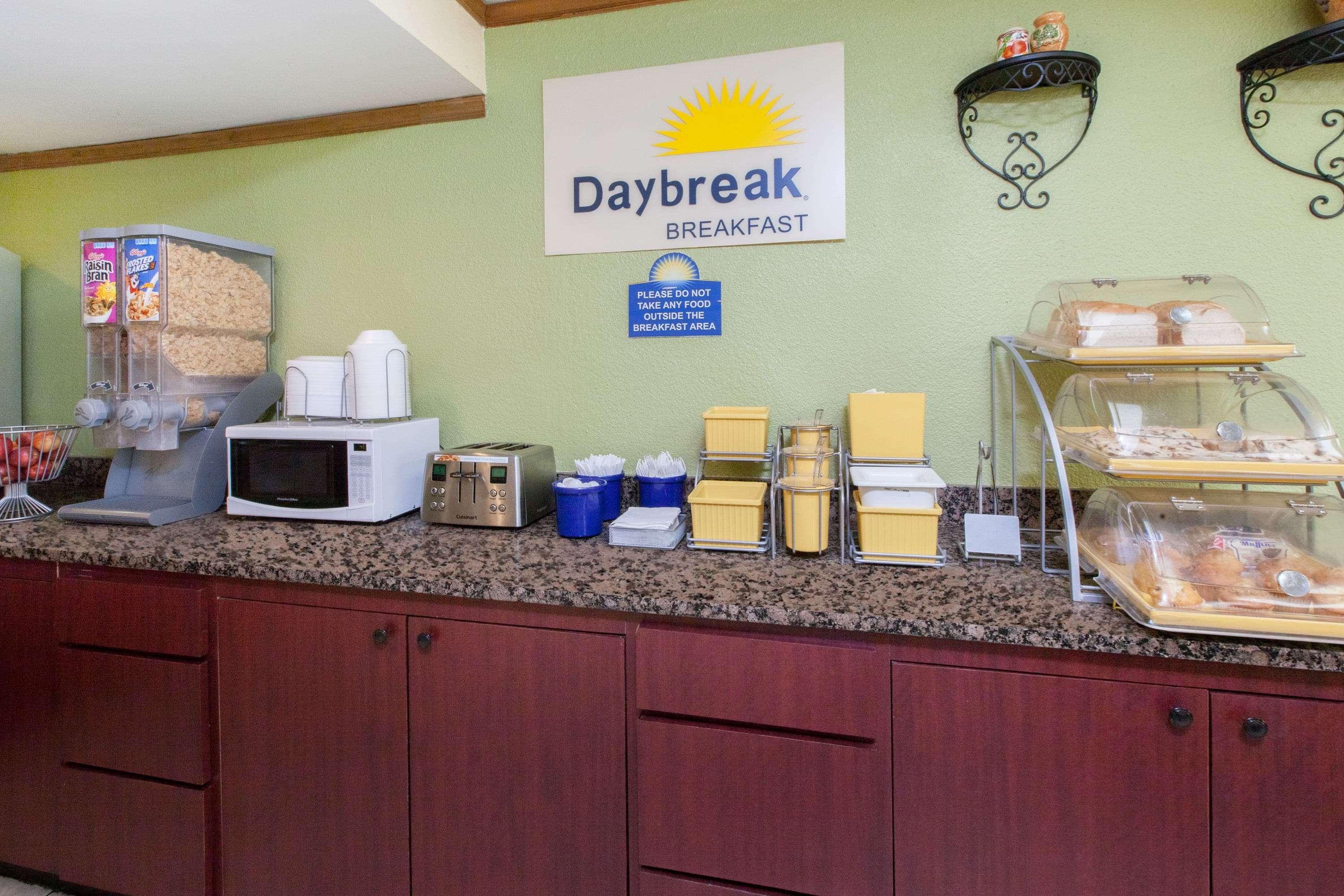 Days Inn & Suites By Wyndham Madison Heights Mi Екстер'єр фото