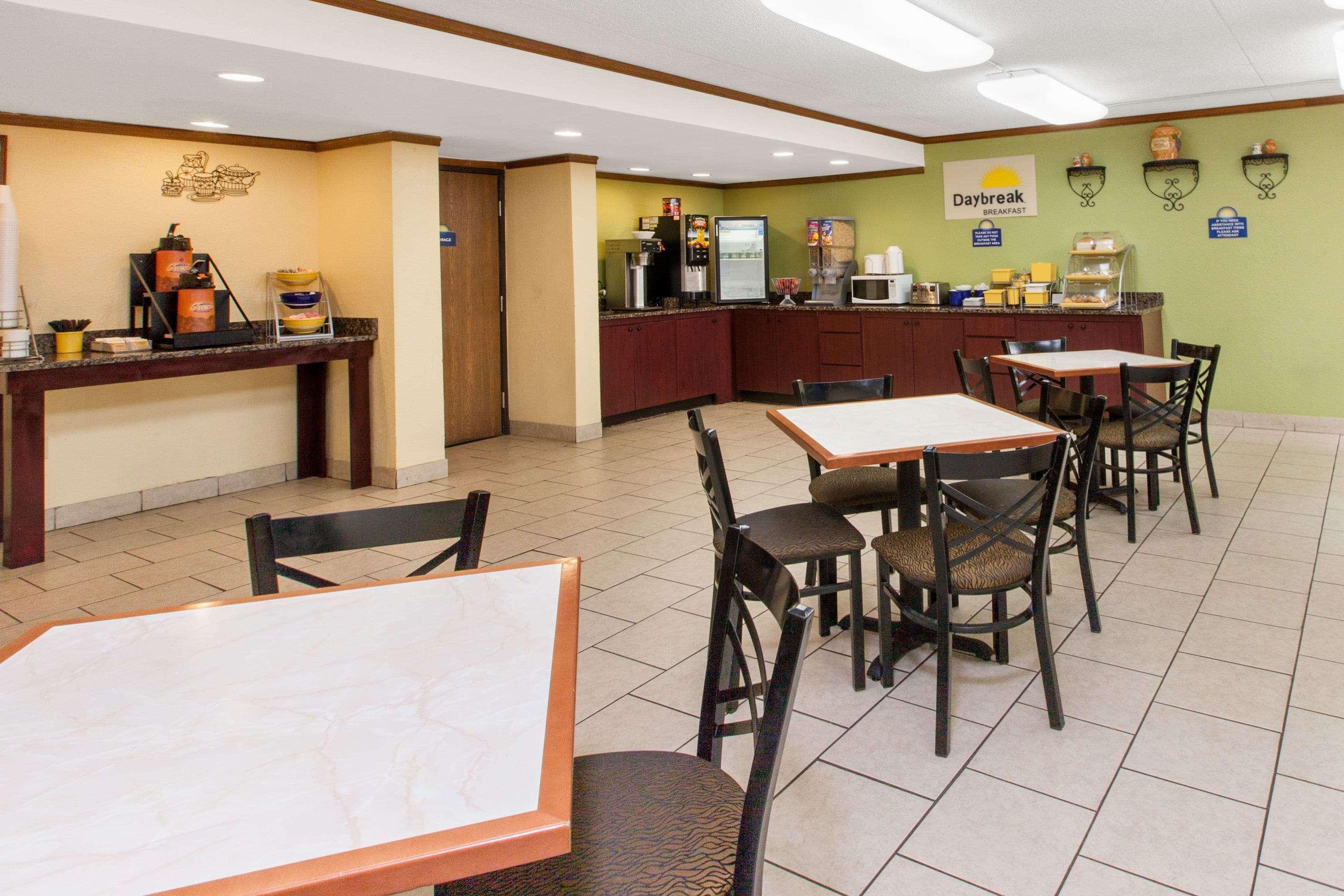 Days Inn & Suites By Wyndham Madison Heights Mi Екстер'єр фото