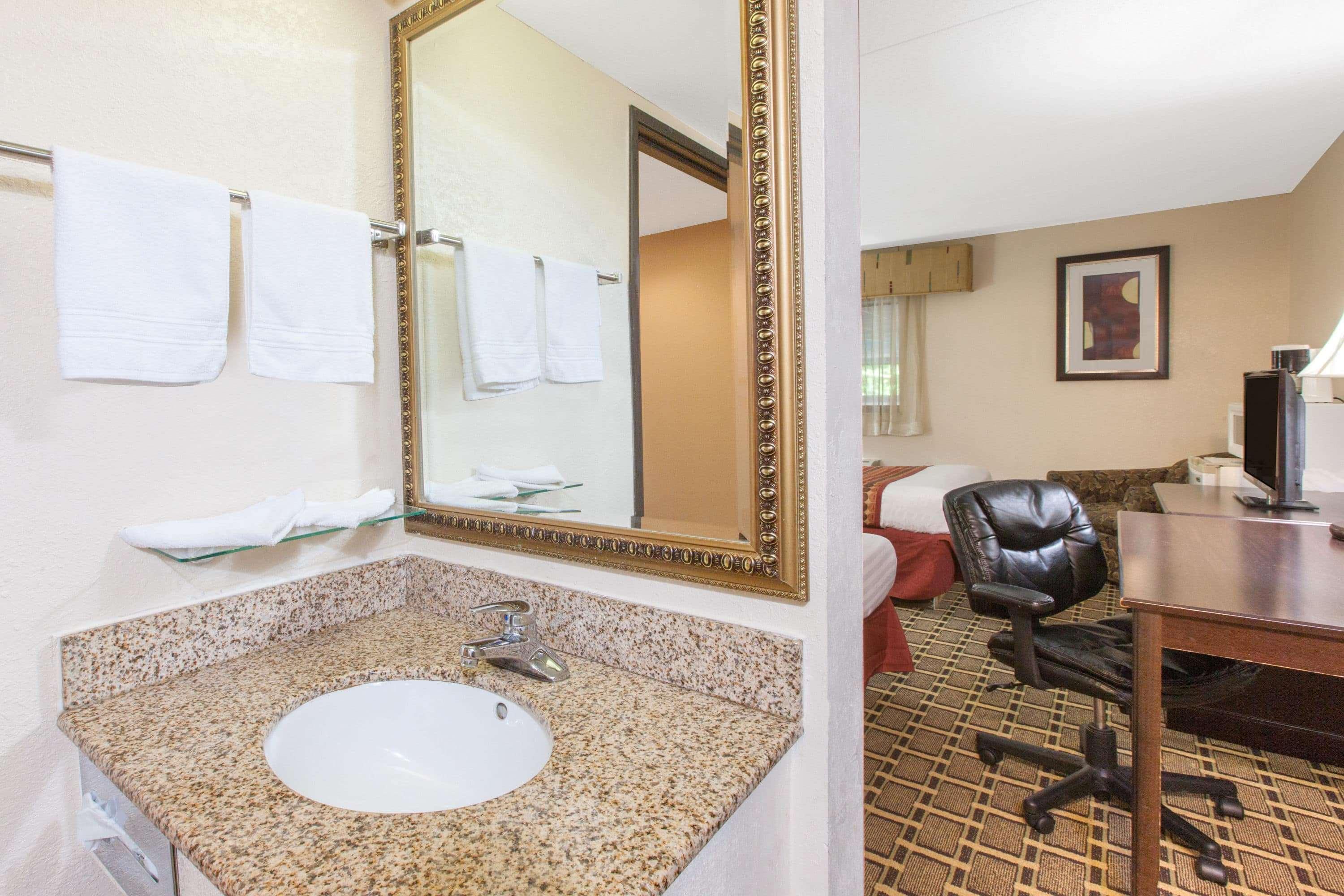 Days Inn & Suites By Wyndham Madison Heights Mi Екстер'єр фото