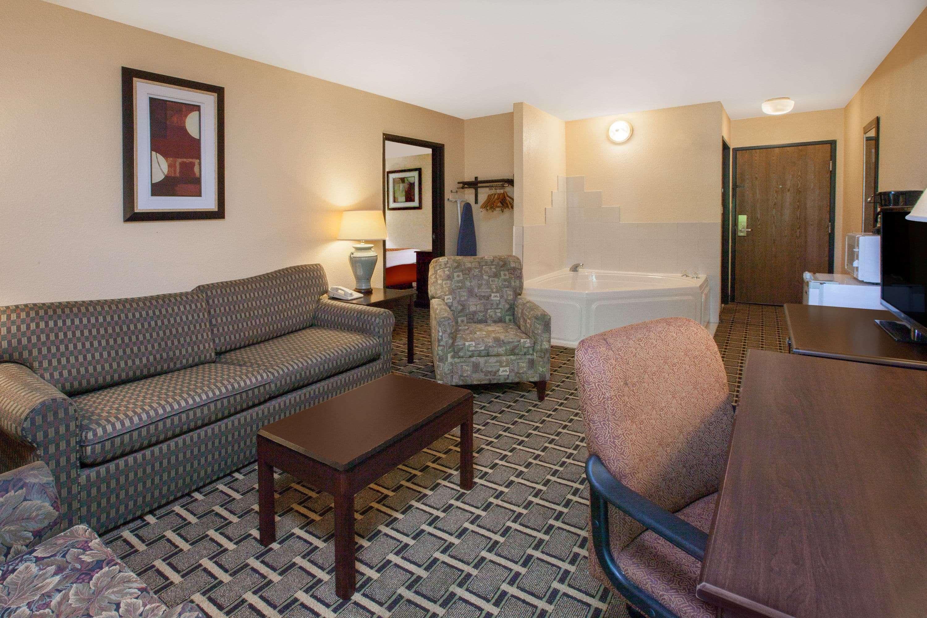 Days Inn & Suites By Wyndham Madison Heights Mi Екстер'єр фото