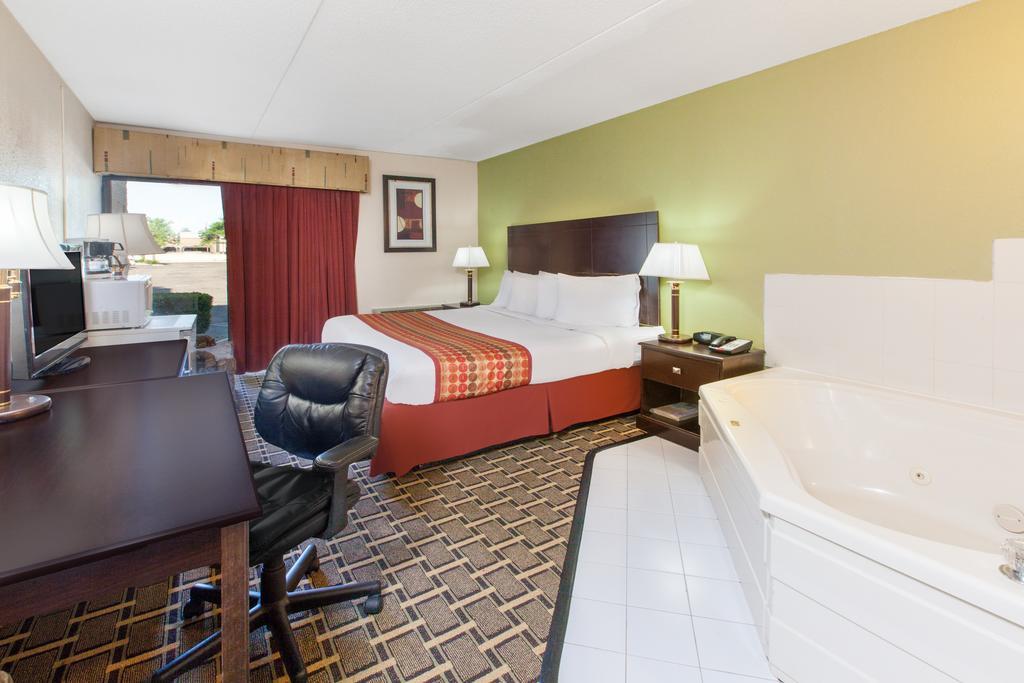Days Inn & Suites By Wyndham Madison Heights Mi Екстер'єр фото