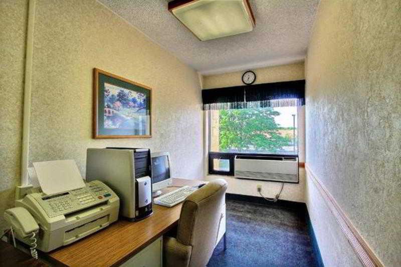Days Inn & Suites By Wyndham Madison Heights Mi Зручності фото