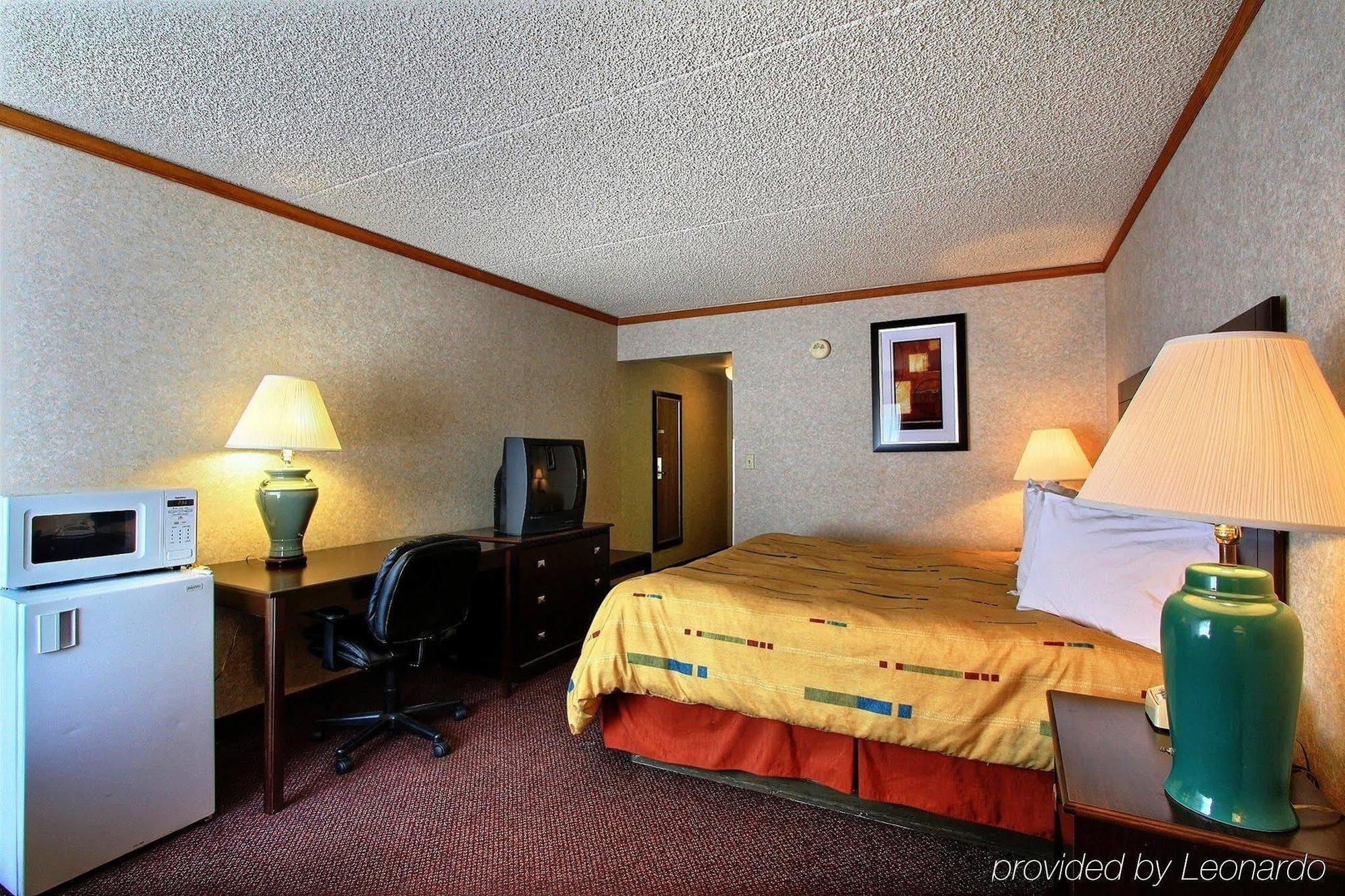 Days Inn & Suites By Wyndham Madison Heights Mi Екстер'єр фото
