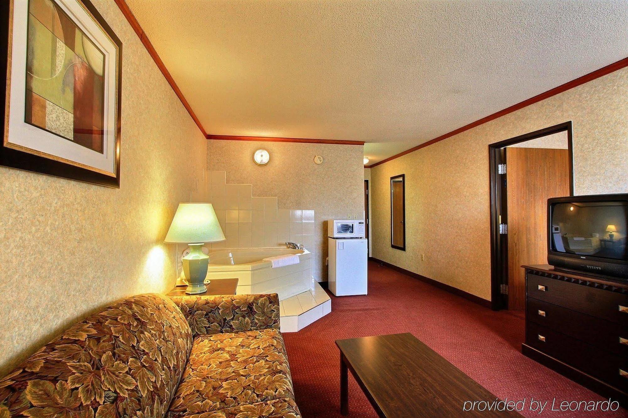 Days Inn & Suites By Wyndham Madison Heights Mi Екстер'єр фото