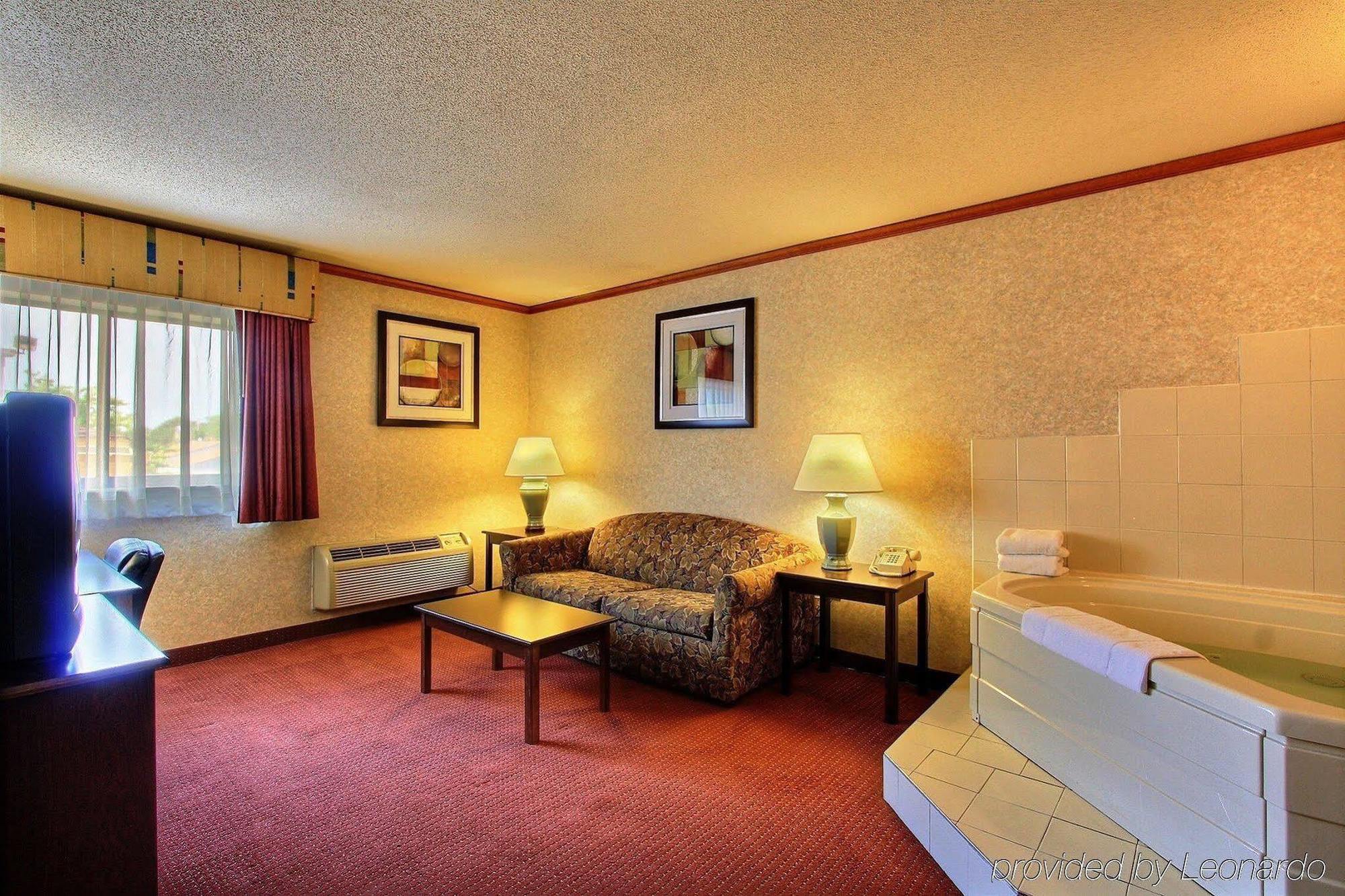 Days Inn & Suites By Wyndham Madison Heights Mi Екстер'єр фото