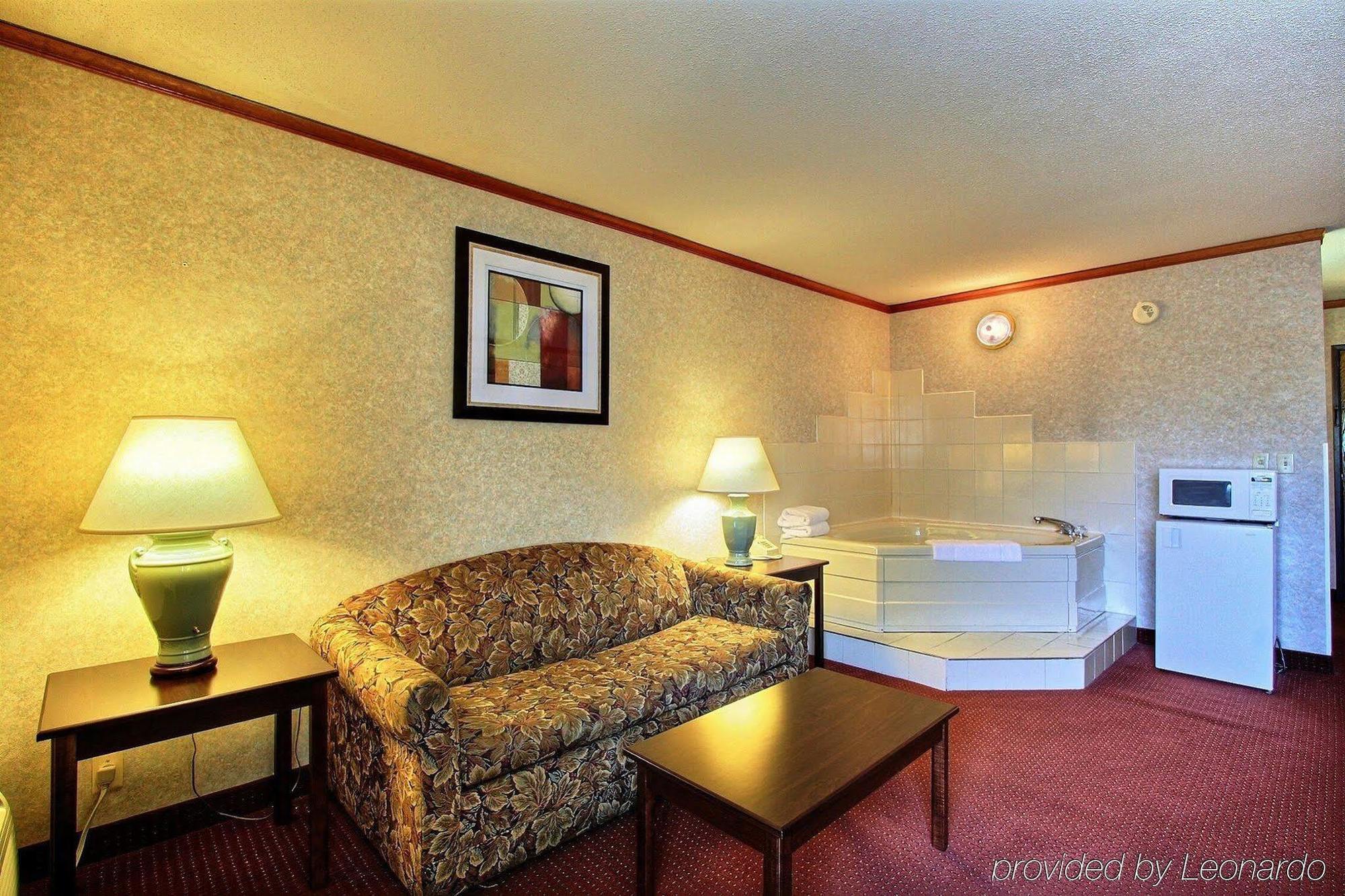 Days Inn & Suites By Wyndham Madison Heights Mi Екстер'єр фото